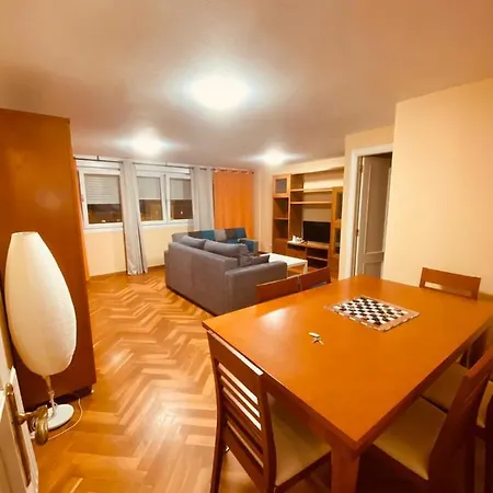 דירה Plaza Mayor Apartamento לוגו